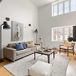 Charming Loft, High Ceiling !modern & Central, Free Private Parking 7 Min Walking ! Apartmán