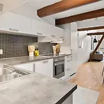 Apartament Charming Loft, High Ceiling !modern & Central, Free Private Parking 7 Min Walking ! *